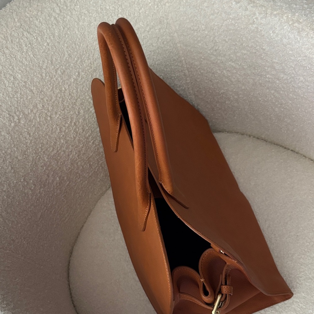 Structured Tan Leather Tote Bag - Elegant Everyday Carry